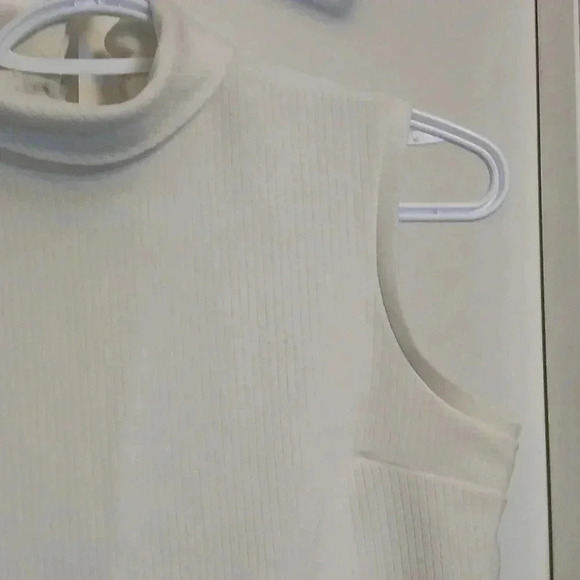Off  White sleeveless turtleneck - Picture 2 of 4